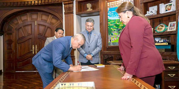 Roosevelt Hernández es juramentado como nuevo secretario de Defensa Nacional