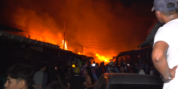 ¡Lamentable! Mujer embarazada y niños quemados y al menos 50 locales consumidos en llamas en incendio en mercado Medina, SPS