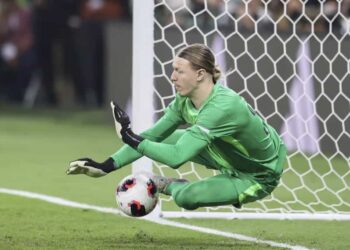 Arquero del PSG atajó dos penales con la mano fracturada