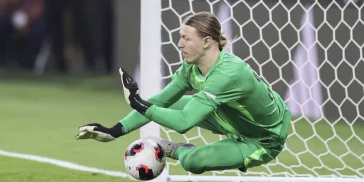 Arquero del PSG atajó dos penales con la mano fracturada