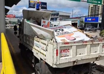 ¡A la basura! AMDC arranca propaganda política que saturaba las calles de la capital