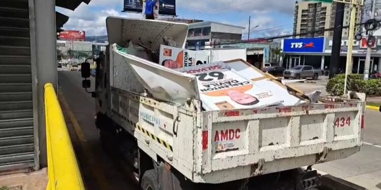 ¡A la basura! AMDC arranca propaganda política que saturaba las calles de la capital