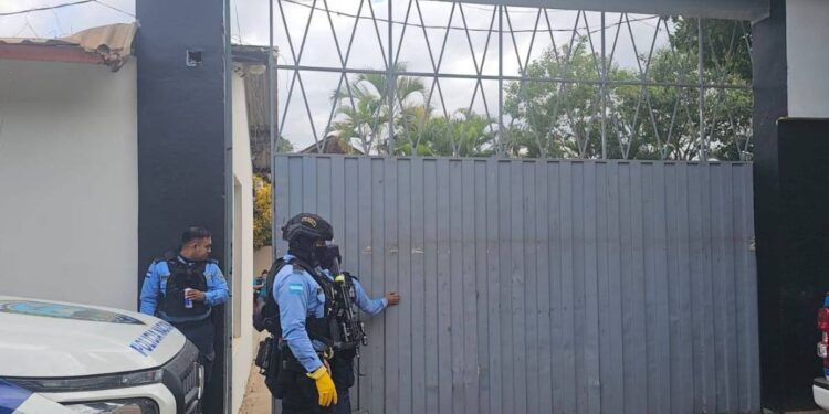 ¡Brutal! Asesinan a hombre tras sacarlo de la habitación de un hotel en Catacamas
