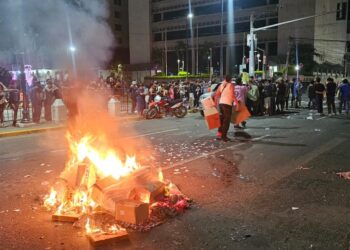 ¡CAOS! Cientos de sampedranos demostraron su repudio contra Roberto Contreras y lo acusan de robarse millones para su campaña