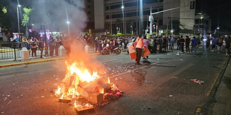 ¡CAOS! Cientos de sampedranos demostraron su repudio contra Roberto Contreras y lo acusan de robarse millones para su campaña