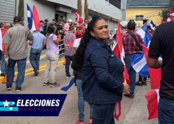 ¡Con diversas consignas! Un grupo de liberales protesta frente al CNE