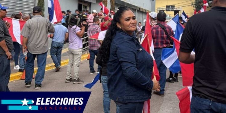 ¡Con diversas consignas! Un grupo de liberales protesta frente al CNE