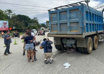 ¡Doloroso! Pasajera de moto perece arrollada por volqueta en Puerto Cortés