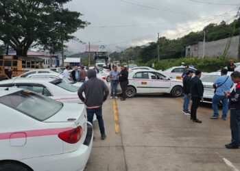 ¡Nadie entra, nadie sale! Taxistas se toman accesos y salidas de Danlí rechazando circulación de más unidades