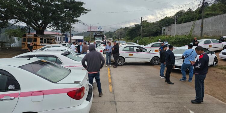 ¡Nadie entra, nadie sale! Taxistas se toman accesos y salidas de Danlí rechazando circulación de más unidades