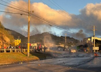 ¡Precaución! Un grupo de Libre protesta en la CA-5, al norte de Tegucigalpa
