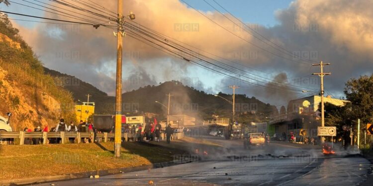 ¡Precaución! Un grupo de Libre protesta en la CA-5, al norte de Tegucigalpa