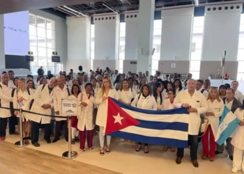 Más de 150 médicos hondureños están en riesgo de perder beca de especialidad en Cuba; piden a nuevo gobierno dar continuidad
