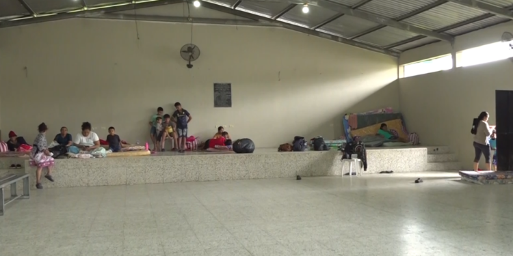 Varias familias evacuadas por lluvias en Atlántida claman al nuevo gobierno por ayuda de alimentos y utensilios del hogar