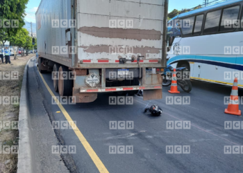 ¡BRUTAL! Motociclista queda sin vida bajo las llantas de una rastra tras ser arrollado y arrastrado por varios metros en el bulevar FFAA de la capital