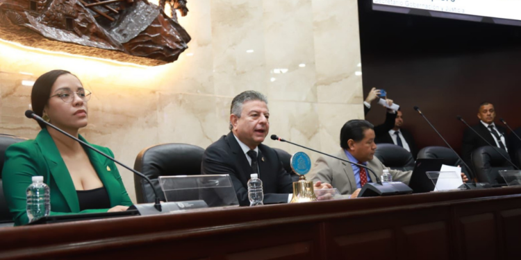 Con los 128 diputados y dándole gracias a Dios, comienza la sesión para elegir e instalar la Junta Directiva Provisional