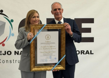 CNE entrega credencial a Nasry Asfura, quien asumirá la Presidencia Constitucional de Honduras en seis días