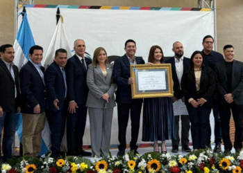 CNE entrega credencial a Juan Diego Zelaya que lo acredita como el Alcalde del Distrito Central 2026-2030