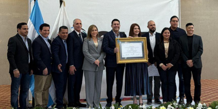 CNE entrega credencial a Juan Diego Zelaya que lo acredita como el Alcalde del Distrito Central 2026-2030