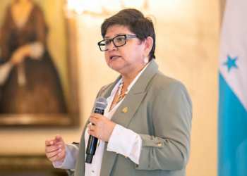 "Es mentira que la privatización resuelve la mora, no hay razón para declarar emergencia en el sistema de salud": Exministra Carla Paredes