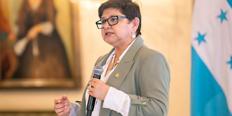 "Es mentira que la privatización resuelve la mora, no hay razón para declarar emergencia en el sistema de salud": Exministra Carla Paredes