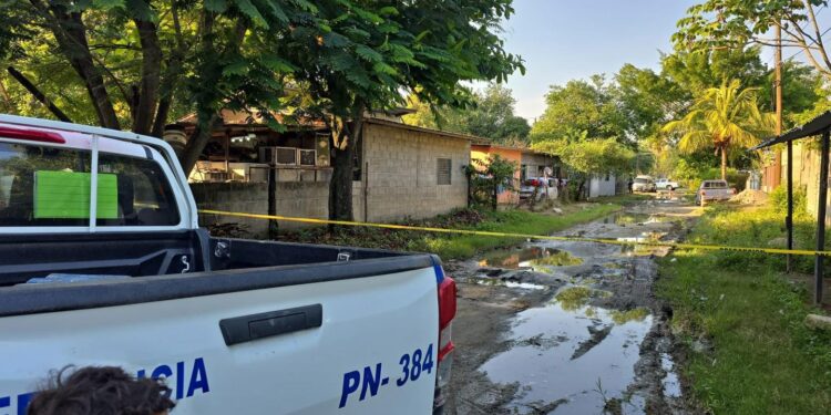 De varios impactos de bala le quitan la vida a una pareja en el caliente sector Rivera Hernández, SPS