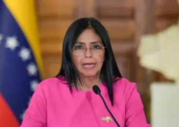 Delcy Rodríguez “está cooperando” y “se comunica en español con Rubio”, afirma Trump