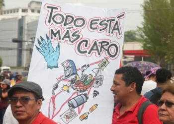 Los salvadoreños señalan a la economía como el principal problema del país, según una encuesta