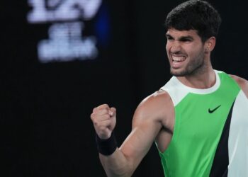Alcaraz gana emotivo partido y va por la final en Australia