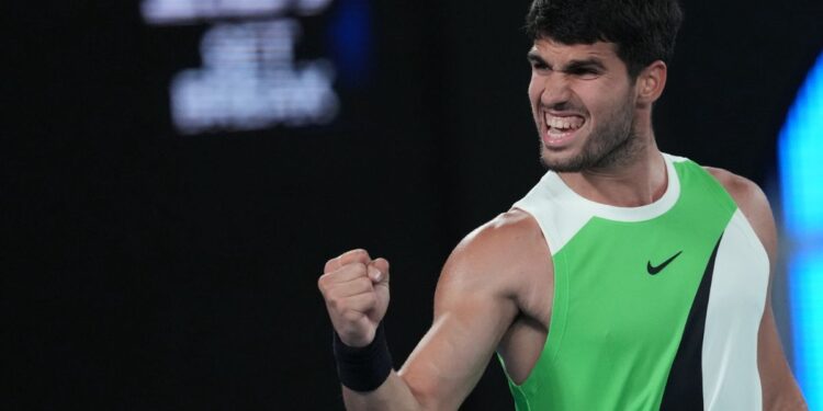 Alcaraz gana emotivo partido y va por la final en Australia