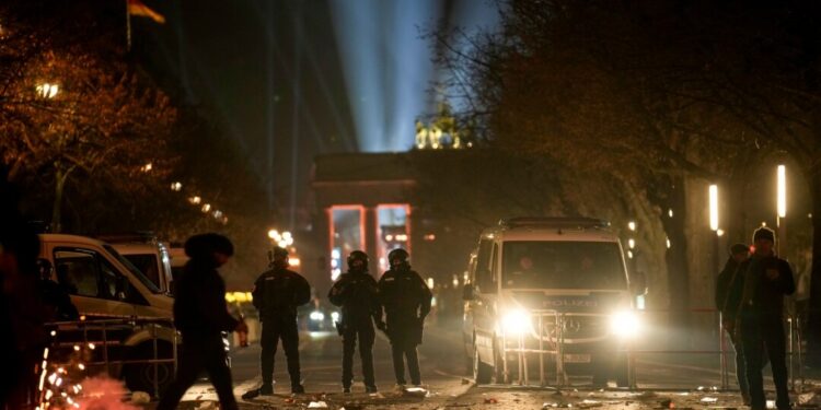 La Nochevieja en Berlín deja 420 detenidos y 30 policías heridos