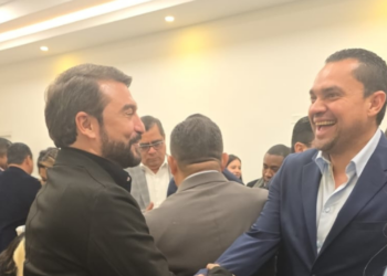 Tras ser nominado por el Partido Liberal, Yuri Sabas conversa sonriente con el propuesto nacionalista Tomás Zambrano