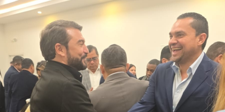 Tras ser nominado por el Partido Liberal, Yuri Sabas conversa sonriente con el propuesto nacionalista Tomás Zambrano