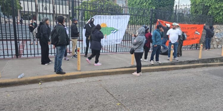 Defensores del ambiente protestan en la CSJ con un “rosario” de exigencias