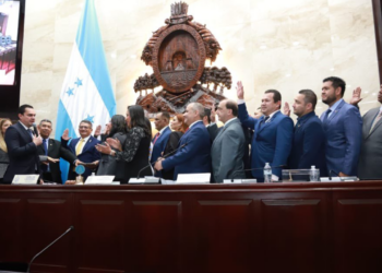 Erika Urtecho, Godofredo Fajardo y Rolando Contreras , entre los integrantes de la Nueva Junta Directiva En Propiedad del Congreso Nacional