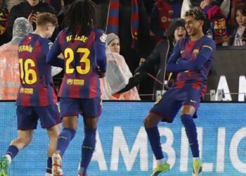 El Barça golea al colista Oviedo y recupera el liderato de LaLiga