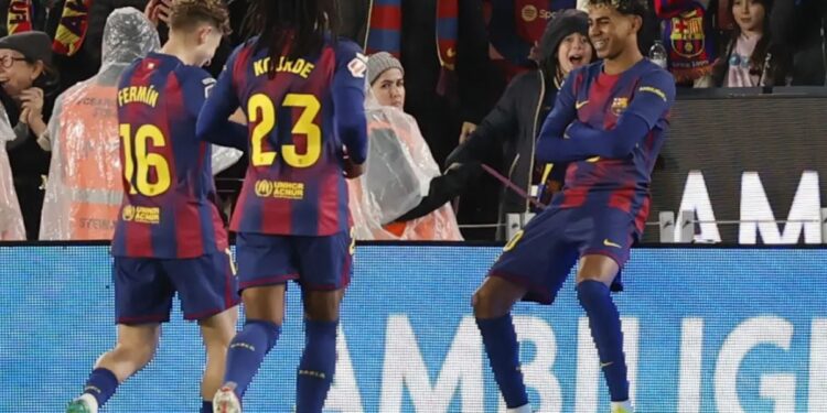 El Barça golea al colista Oviedo y recupera el liderato de LaLiga