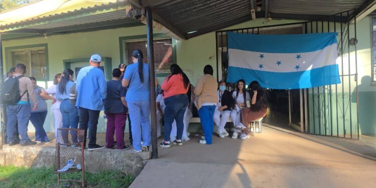 ¡Por falta de pago! En paro de labores personal de salud de tres municipios de Olancho
