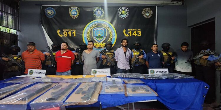 En posesión de fusiles AR-15 y explosivo C4, caen miembros del “Cártel del Atlántico”