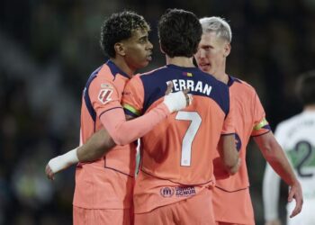 El Barcelona vence 3-1 al Elche y asegura la punta de la Liga Española