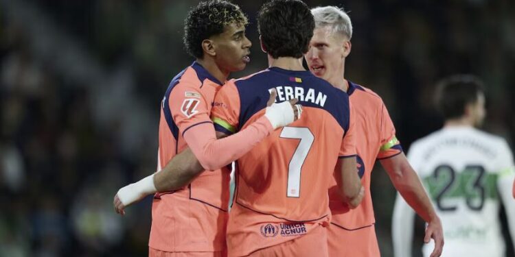 El Barcelona vence 3-1 al Elche y asegura la punta de la Liga Española