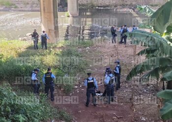 Flotando en el río Choluteca hallan cadáver de un hombre bajo puente capitalino