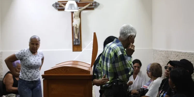 Una ceremonia íntima para despedir a una anciana fallecida durante los ataques de EEUU en Venezuela