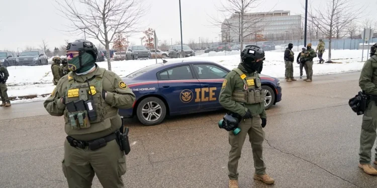 El agente del ICE que mató a una mujer en Mineápolis fue arrastrado por un vehículo en una redada anterior