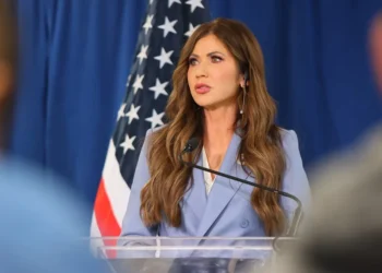 Trump dice que la secretaria de Seguridad Nacional, Kristi Noem, no renunciará tras el tiroteo de Minnesota