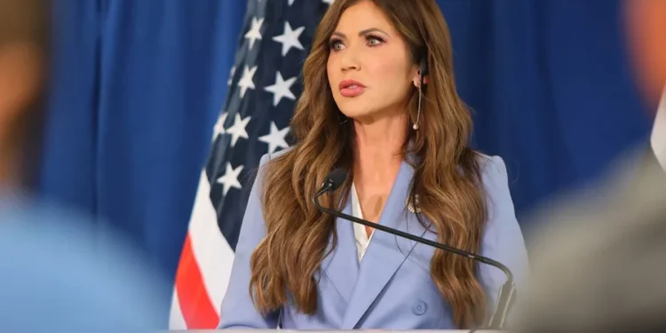 Trump dice que la secretaria de Seguridad Nacional, Kristi Noem, no renunciará tras el tiroteo de Minnesota