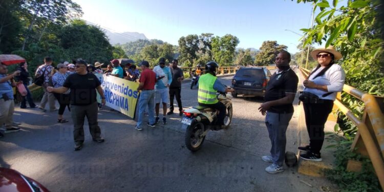 Maestros vuelven a la carga exigiendo pago de salarios