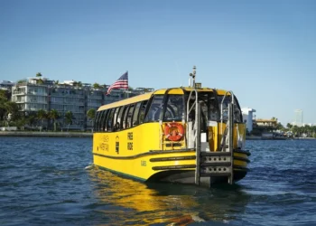 Miami Beach inaugura un servicio permanente de taxis acuáticos que la conecta con Miami