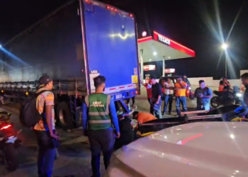 Motociclista sobrevive tras impactar con rastra estacionada | Móvil Emergencia SPS