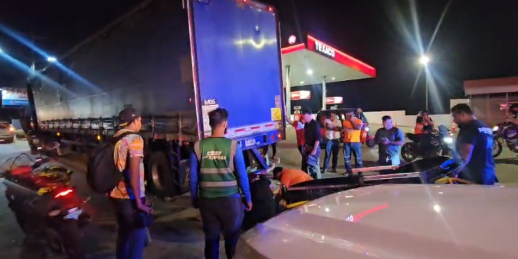 Motociclista sobrevive tras impactar con rastra estacionada | Móvil Emergencia SPS